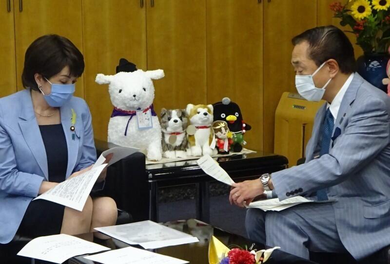 高市総務大臣（左）に要望書の説明を行う黒岩委員長（神奈川県知事：右)
